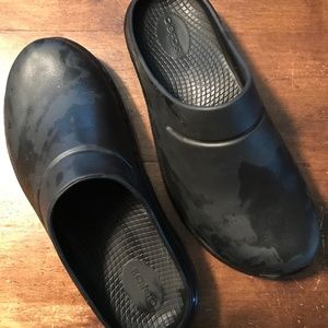 Oofos clogs